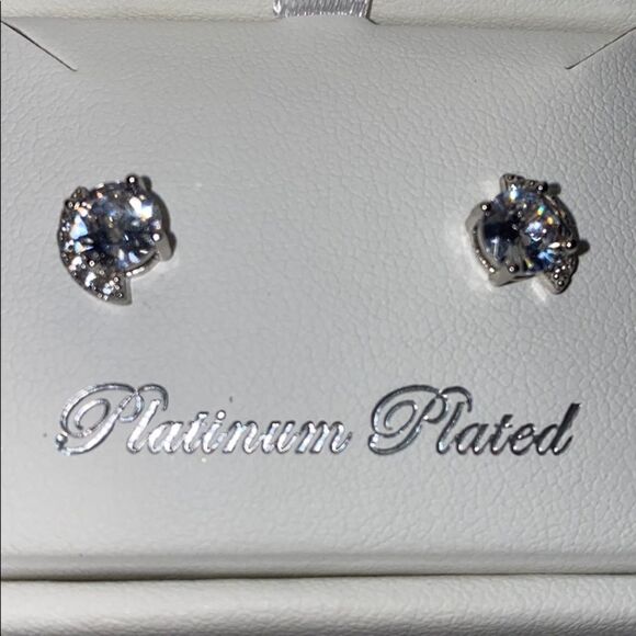 ✨ Crislu
Platinum Vermeil Half Halo Stud Earrings✨ - Picture 4 of 7